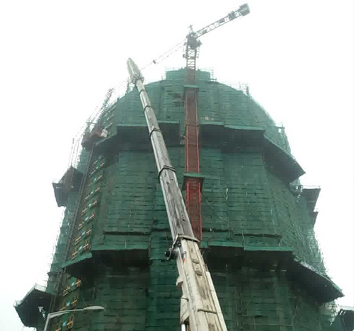 金湖吊车在工地上作业